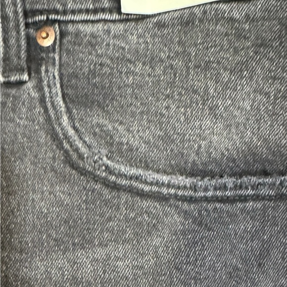 Abercrombie & Fitch The 90s Relaxed High Rise Distressed Cutoff Short NWT 37/24 - Picture 3 of 16